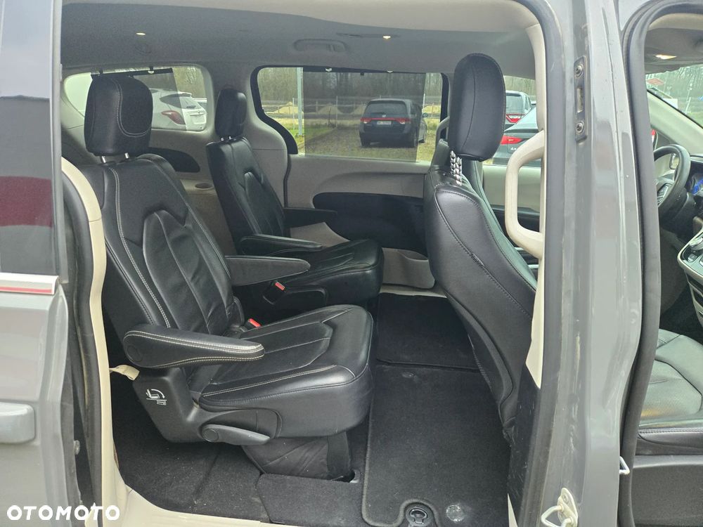 Chrysler Pacifica - 16