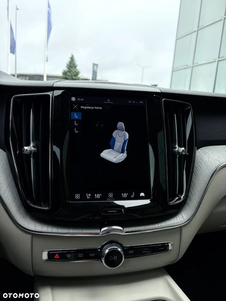 Volvo XC 60 B4 D AWD Plus Dark - 20
