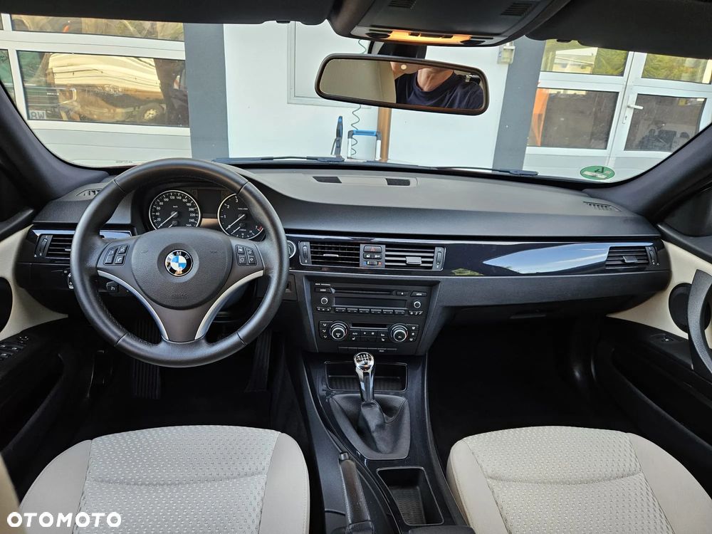 BMW Seria 3 318i Touring - 9