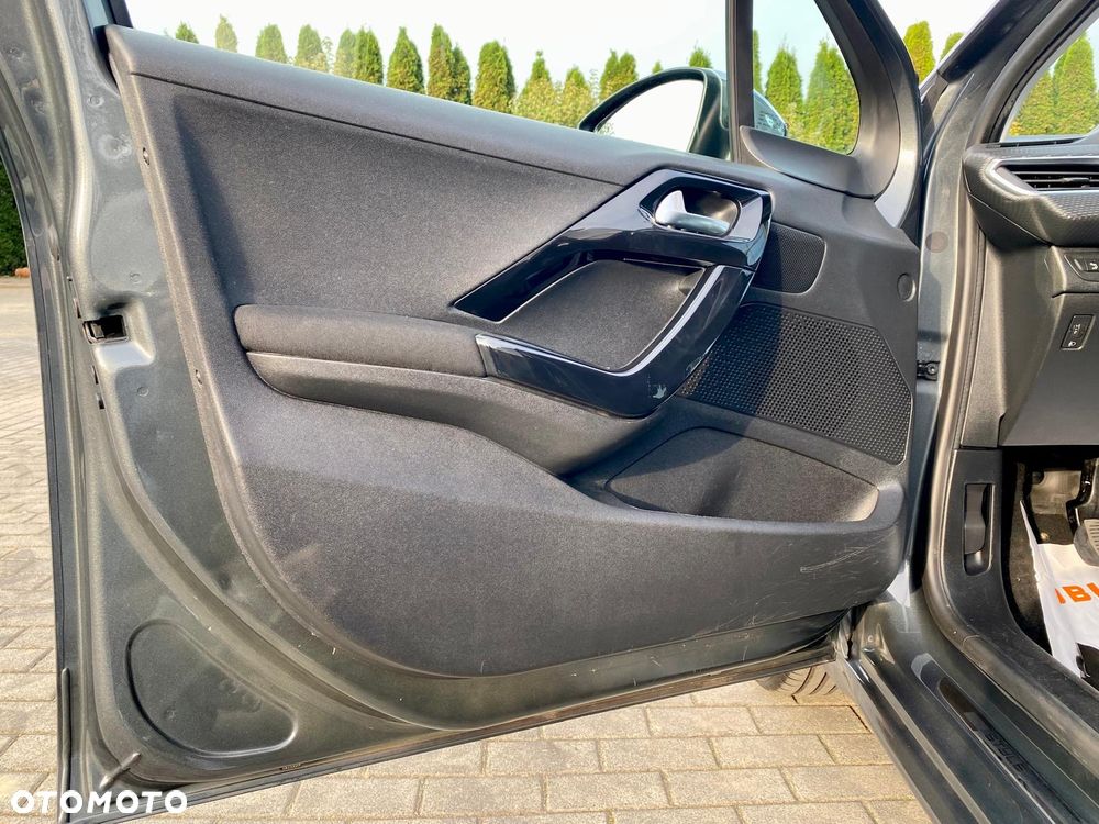 Peugeot 208 - 15