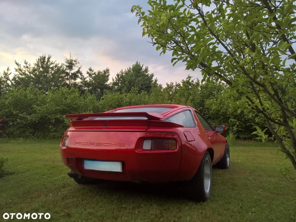 Porsche 928 - 12