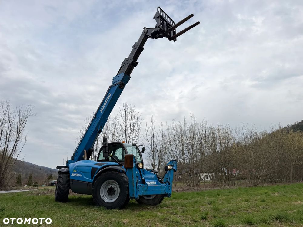 Manitou MT1840. Ładowarka Teleskopowa 18 metrów wysuw! UDŹWIG 4 TONY! Przebieg 2600 mtg. jak Nowa z SALONU. 2016 rok. z Norwegii z Gospodarstwa rolnego! Silnik PERKINS Turbo 110 km. Aktualne Serwisy w Dekra. Nowy Model sterowane wszystko z 1 dżojstika. Ani deka luzów czy wycieku. OKAZJA! Jazda REWERS + 4 biegi. Skręt 3 tryby. Wyjście Hydrauliczne pod przyczepę i oświetlenie, Poziomowanie ośi stabilizatory! Wyjścia Hydrauliczne na maszt! Okazja - 19