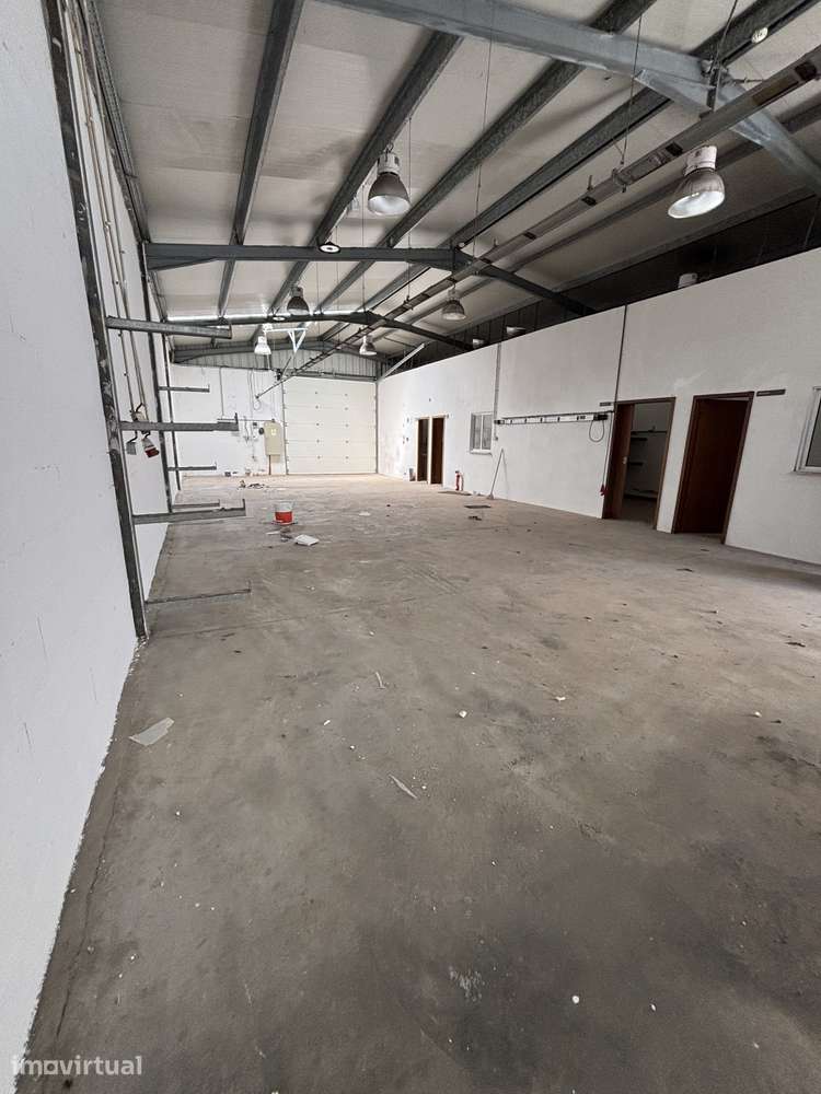 Armazém de 200 m² pronto a usar - Taíde, Póvoa de Lanhoso - Grande imagem: 3/8