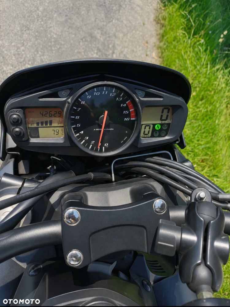 Suzuki GSR - 8
