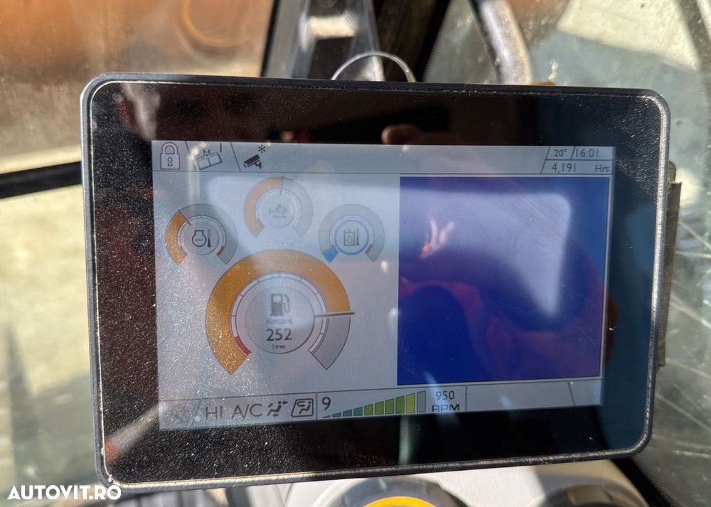 JCB JS 220LC Excavator - 7