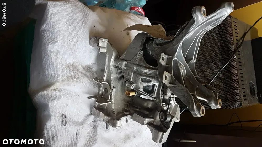 Łapy wspornika AUDI A4 B9 8W0399296E - 1