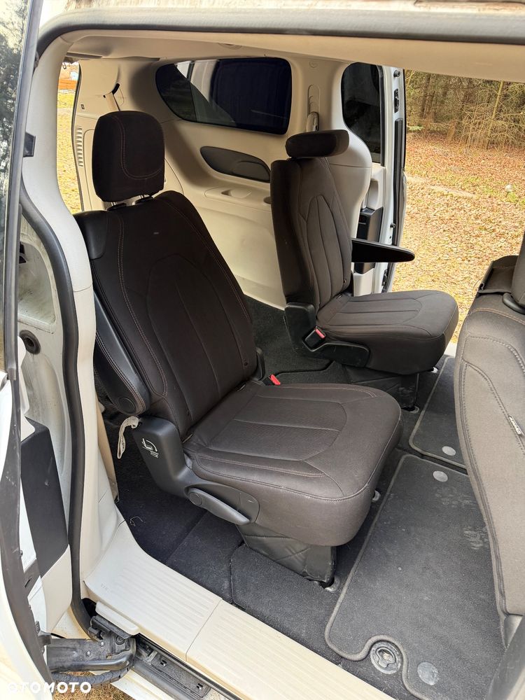 Chrysler Pacifica - 16