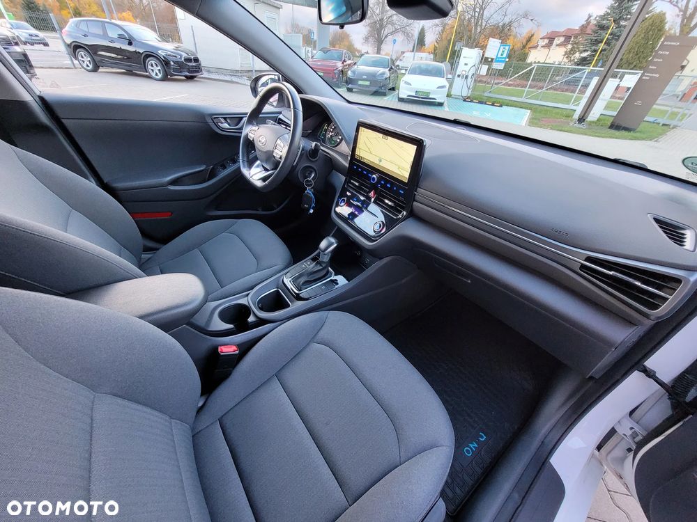 Hyundai IONIQ hybrid Business - 16