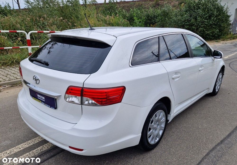 Toyota Avensis Combi 1.8 Business Edition - 8