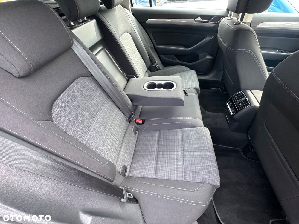 Volkswagen Passat - 24
