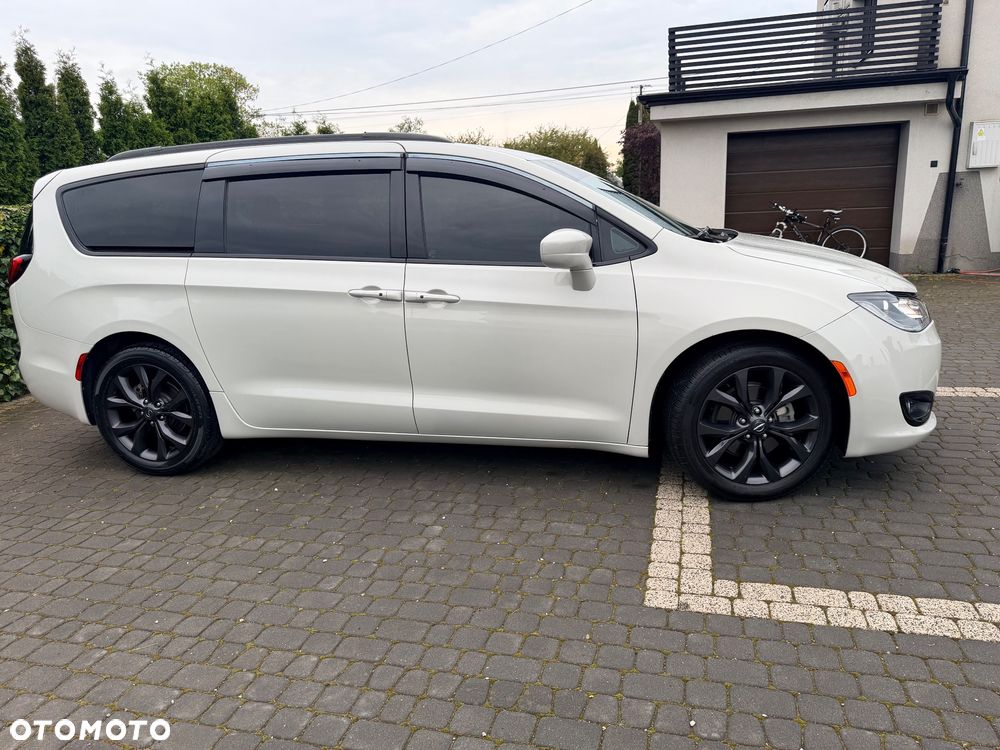 Chrysler Pacifica - 8