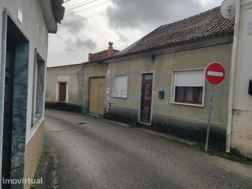 Moradia T3 no Centro de Vila Moreira - com logradouro, anexos e fre... - Grande imagem: 5/6