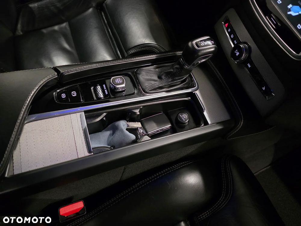 Volvo XC 90 D5 AWD R-Design - 22