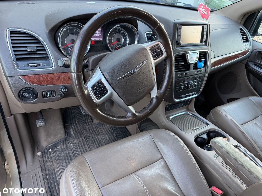 Chrysler Town & Country - 6