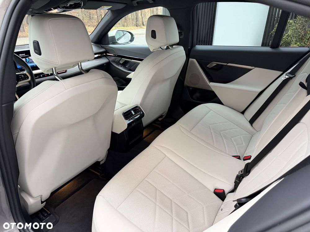 BMW Seria 5 520d xDrive mHEV - 17