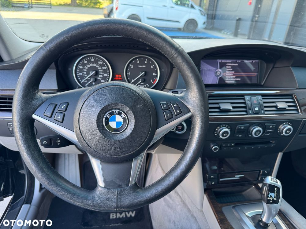 BMW Seria 5 550i Sport-Aut - 24