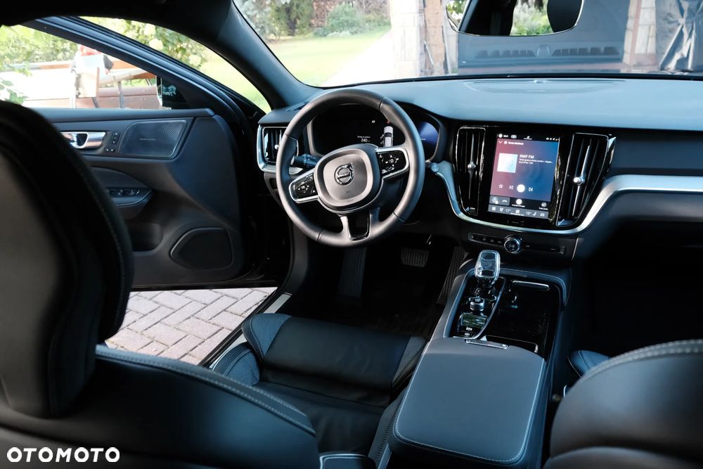 Volvo V60 T6 AWD Plug-In Hybrid Plus Dark - 19