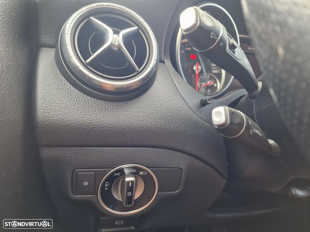 Mercedes-Benz CLA 200 d Shooting Brake - 16