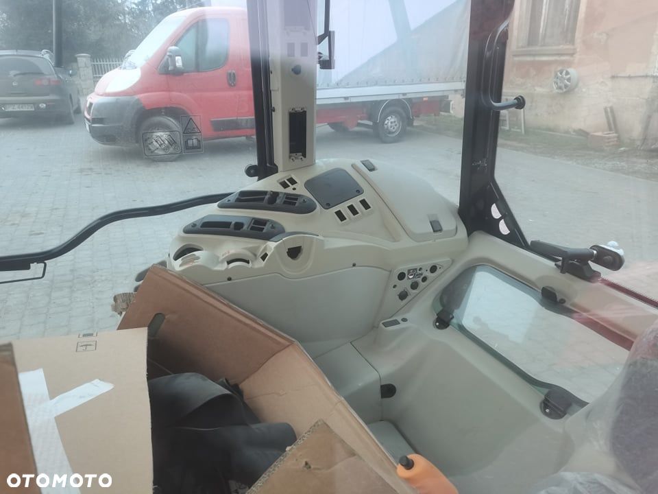 Kabina z wyposażeniem Massey Ferguson serii 7600 - 10