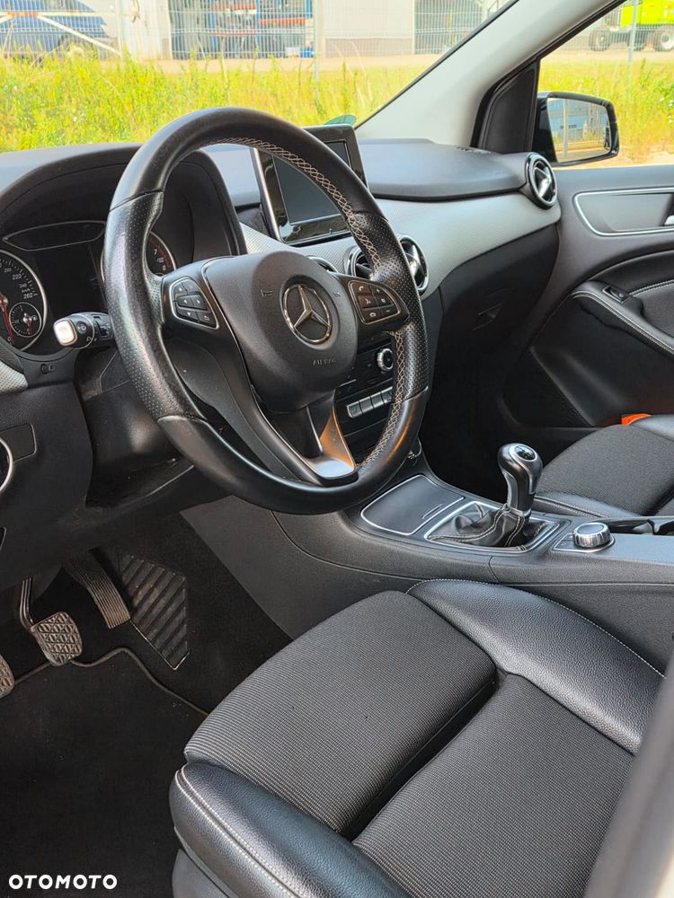 Mercedes-Benz Klasa B 180 UrbanStyle Edition - 22