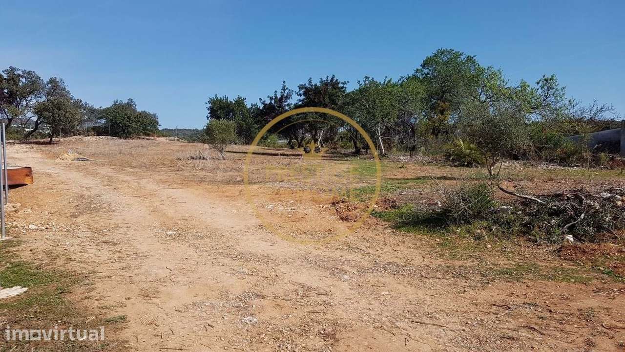 Terreno urbano com área de construção de 233,65m - Grande imagem: 4/17