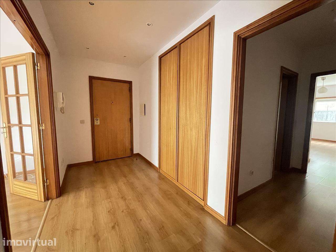 Apartamento T2 com terraço, varanda e garagem em Canelas - Grande imagem: 3/28