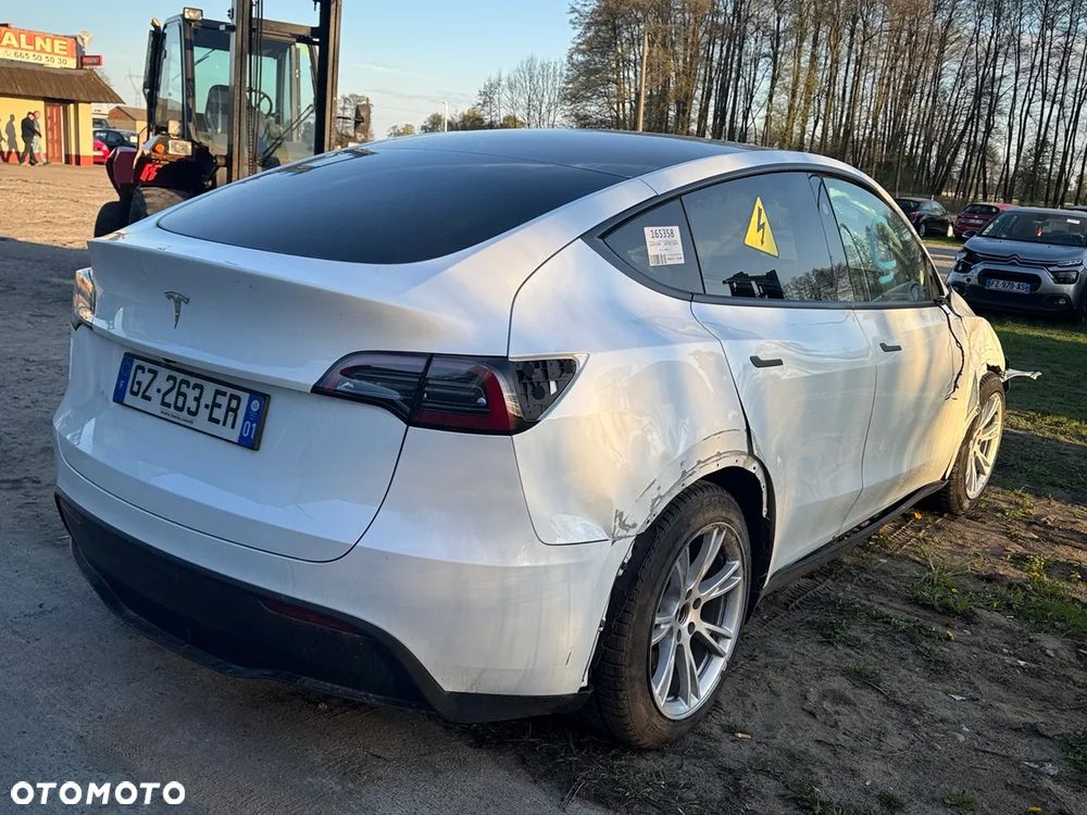 Tesla Model Y - 9