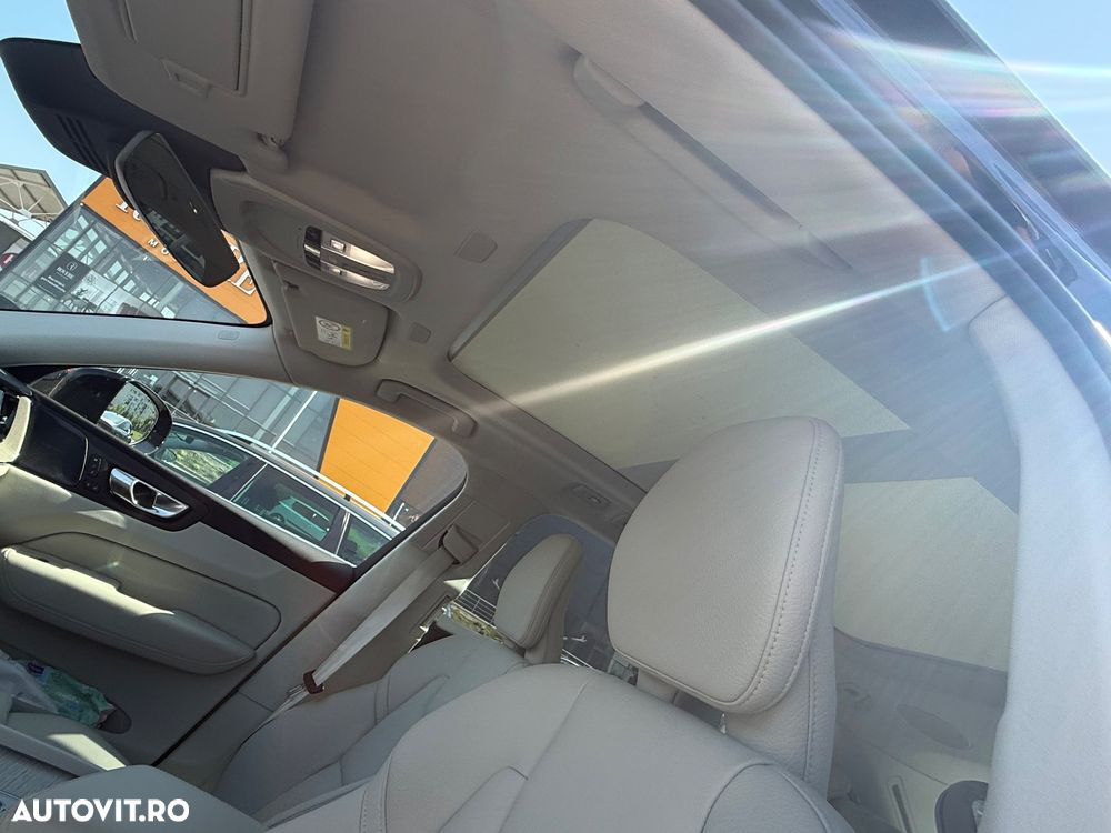 Volvo XC 60 B4 MHEV AT8 FWD R-Design - 11