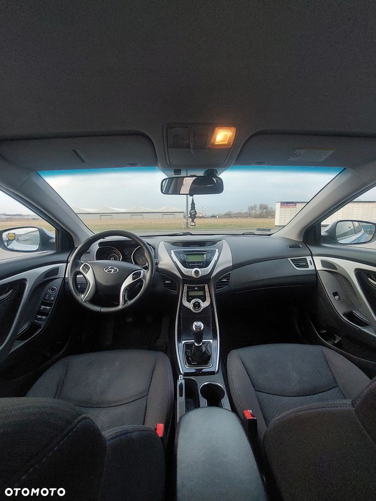 Hyundai Elantra 1.6 Classic + - 11