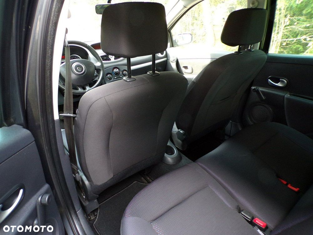 Renault Clio - 32