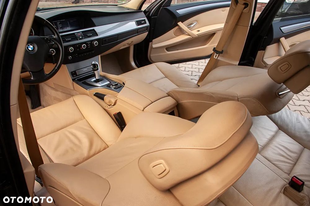 BMW Seria 5 525d - 32