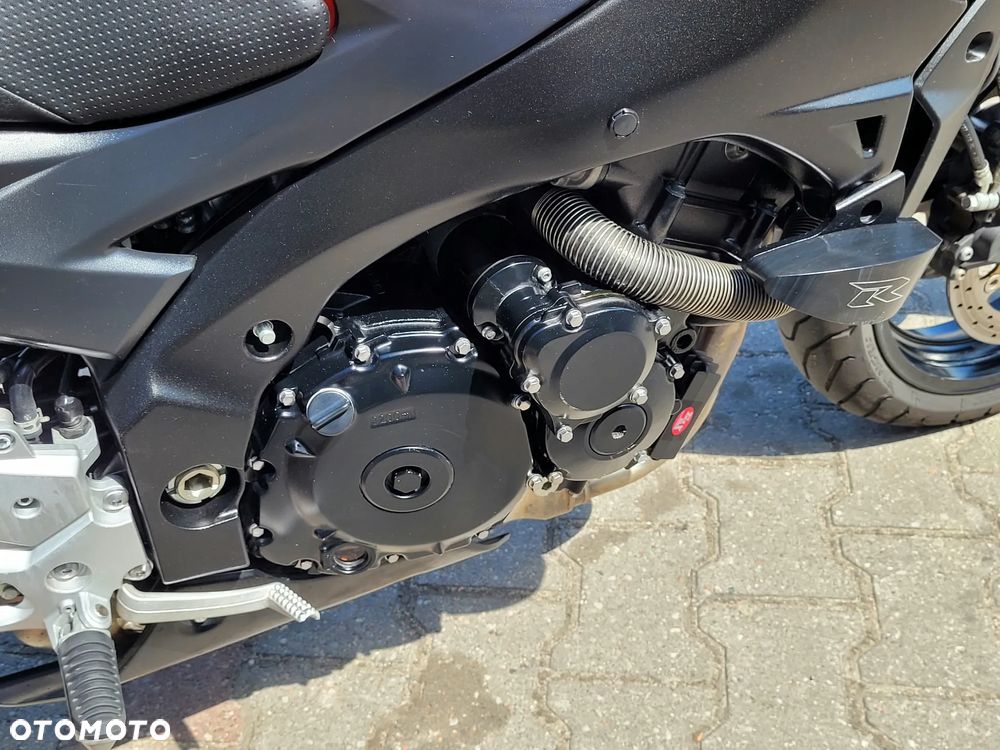 Suzuki GSR - 8