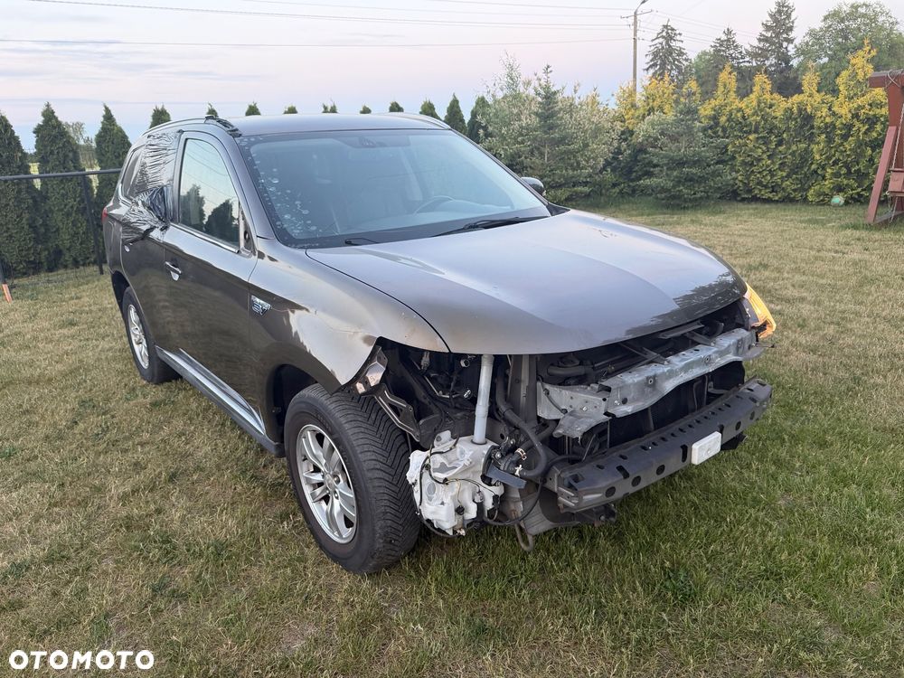 Mitsubishi Outlander Instyle NAVI + - 4