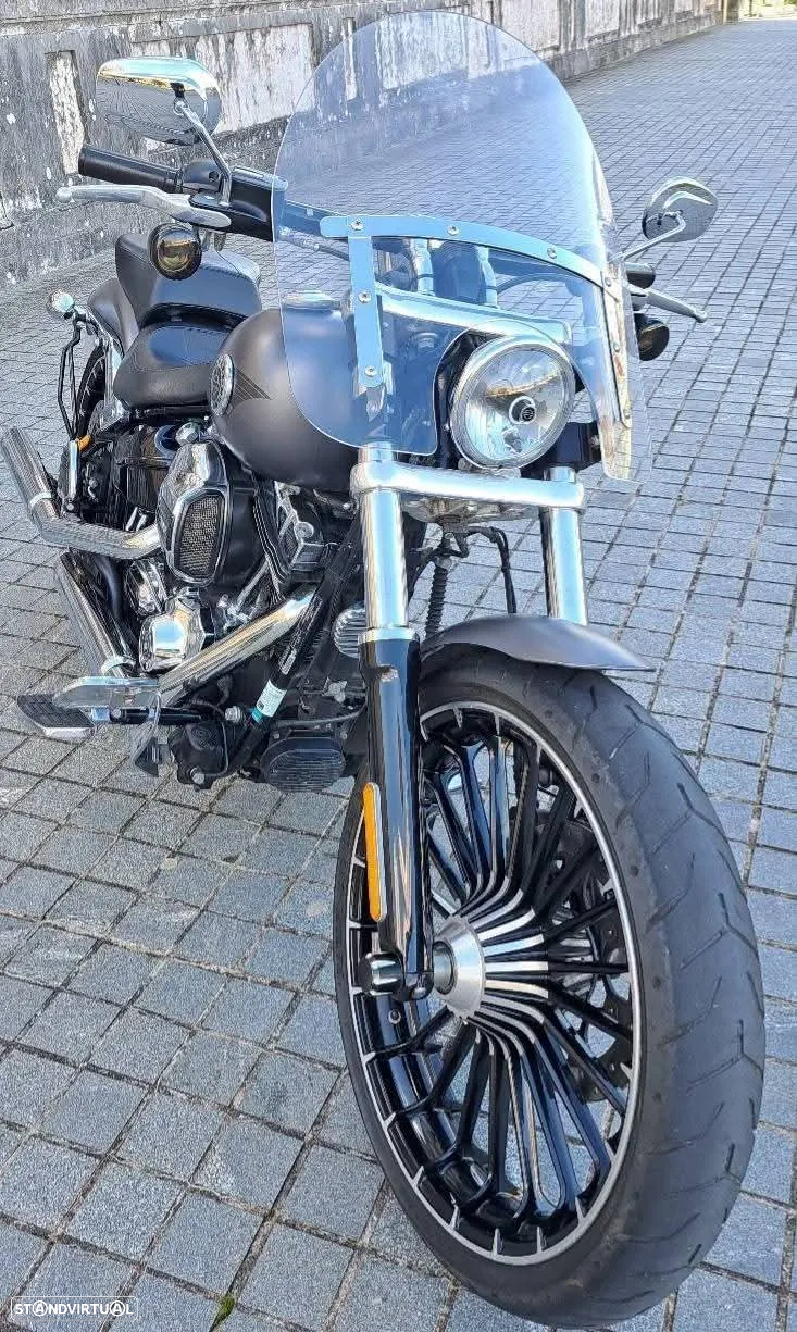 Harley-Davidson Softail Breakout - 17