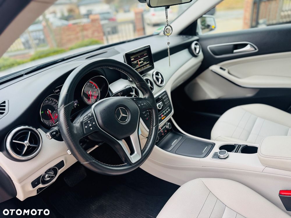 Mercedes-Benz GLA 200 7G-DCT Style - 27