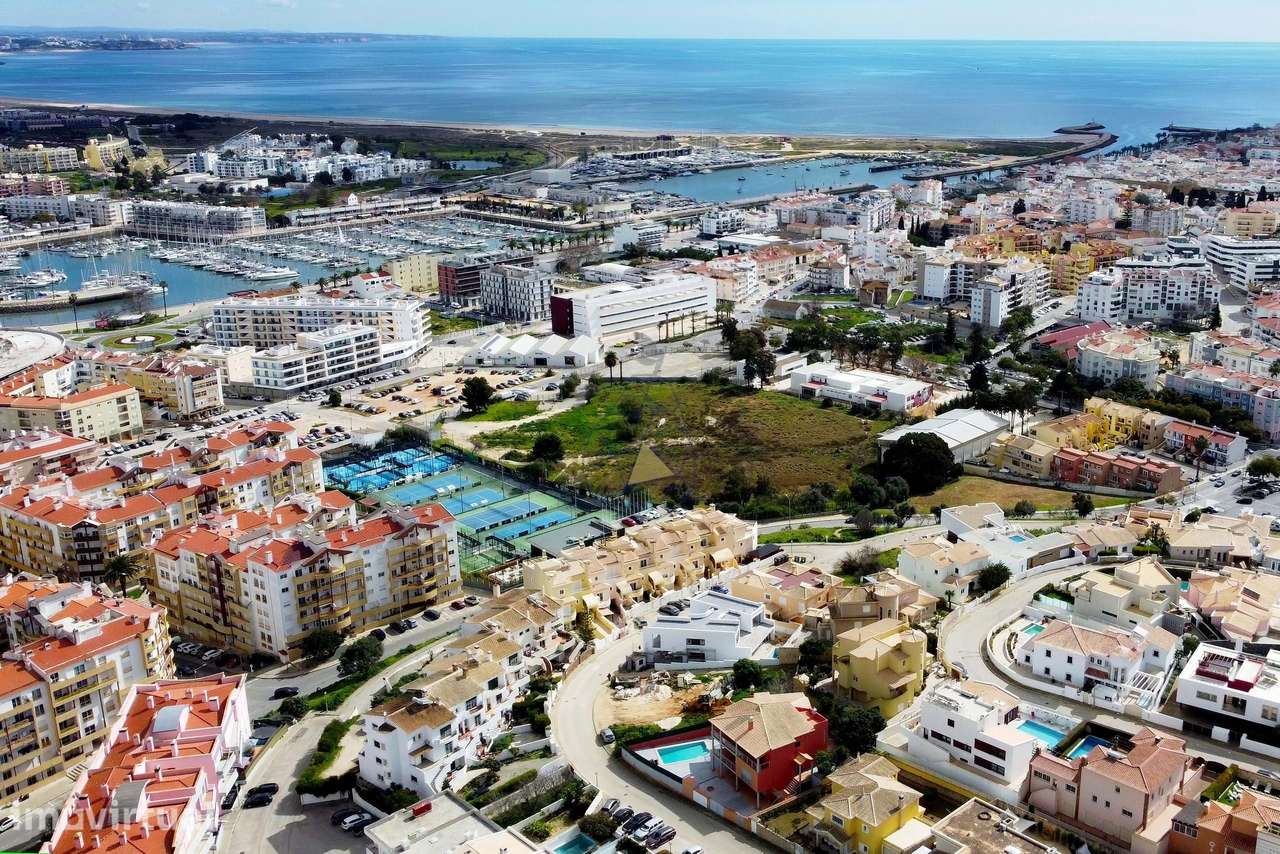 Moradia contemporânea de 3 Pisos nova com piscina e garagem em Lagos - Grande imagem: 2/37