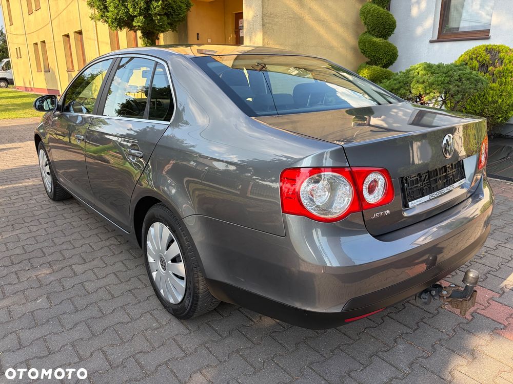 Volkswagen Jetta 1.6 Comfortline - 14