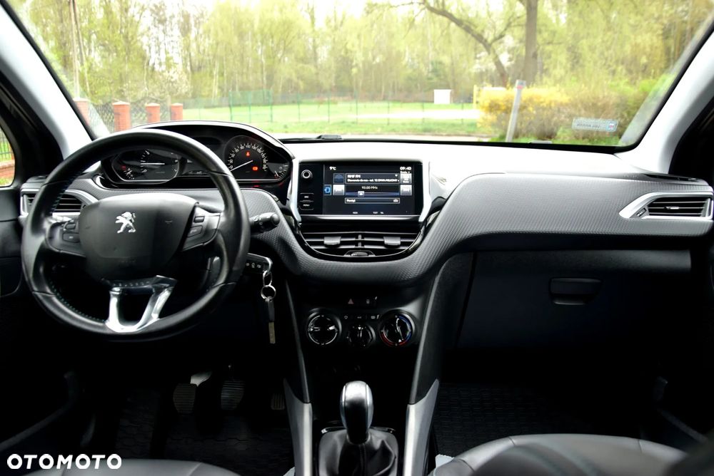 Peugeot 2008 1.2 Pure Tech Allure S&S - 21