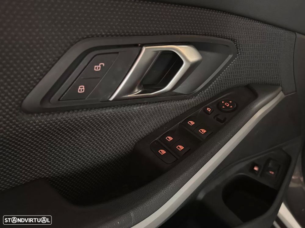 BMW 320 e Pack Essence Auto - 22