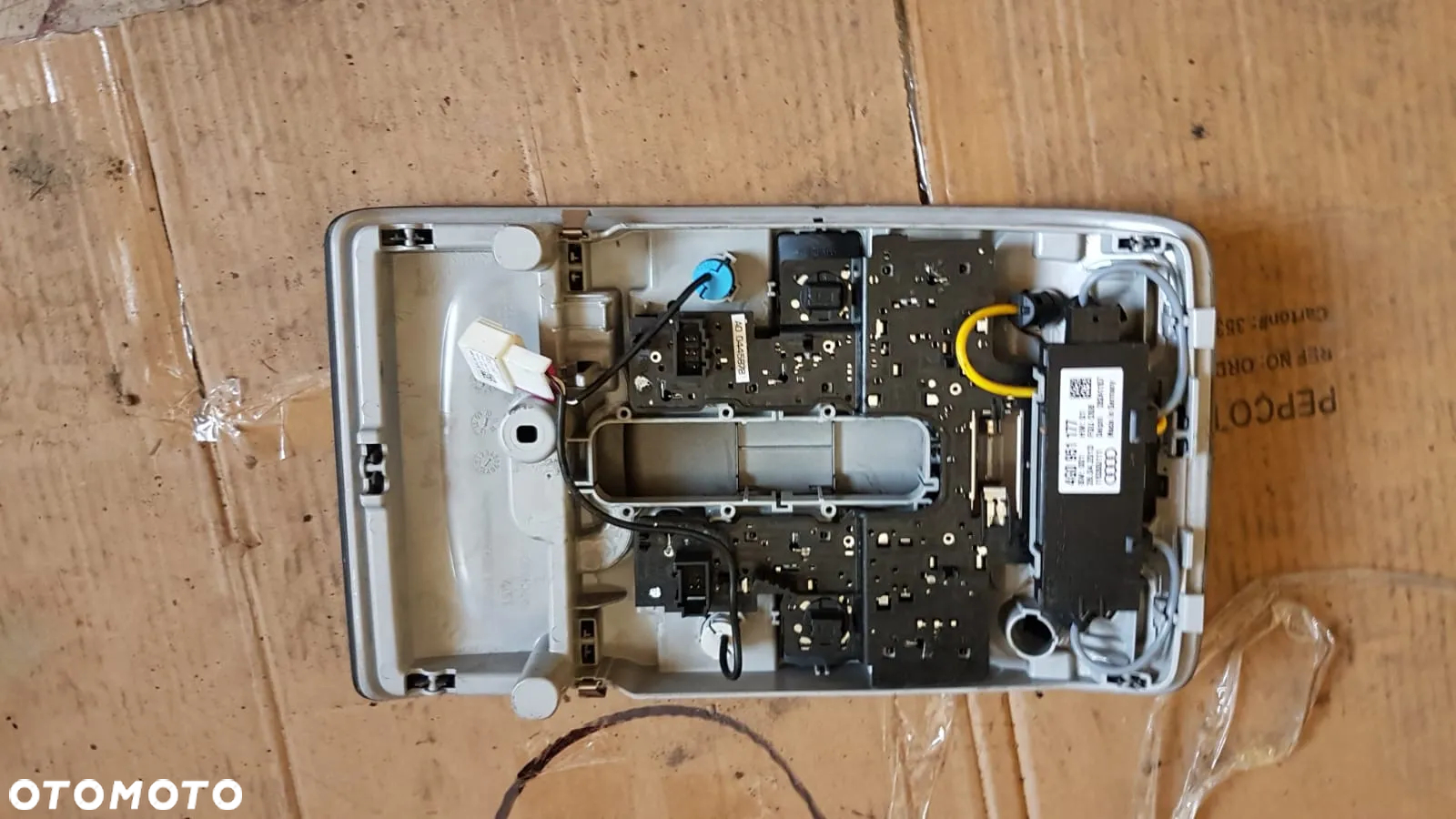 AUDI A6 C7 LAMPKA OŚWIETLENIE PODSUFITKI 4G0947135 kolor 6PS SOUL CZARNY - 3
