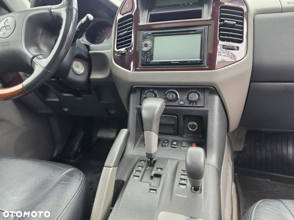 Mitsubishi Pajero - 12