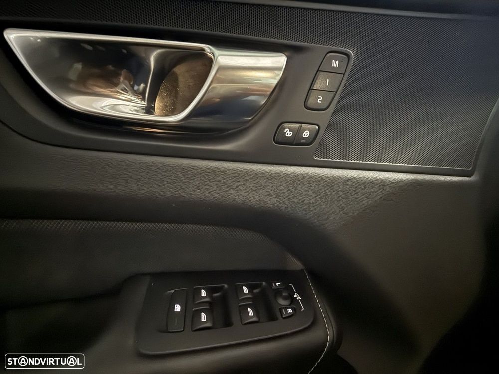 Volvo XC 60 2.0 B4 Plus Dark - 15