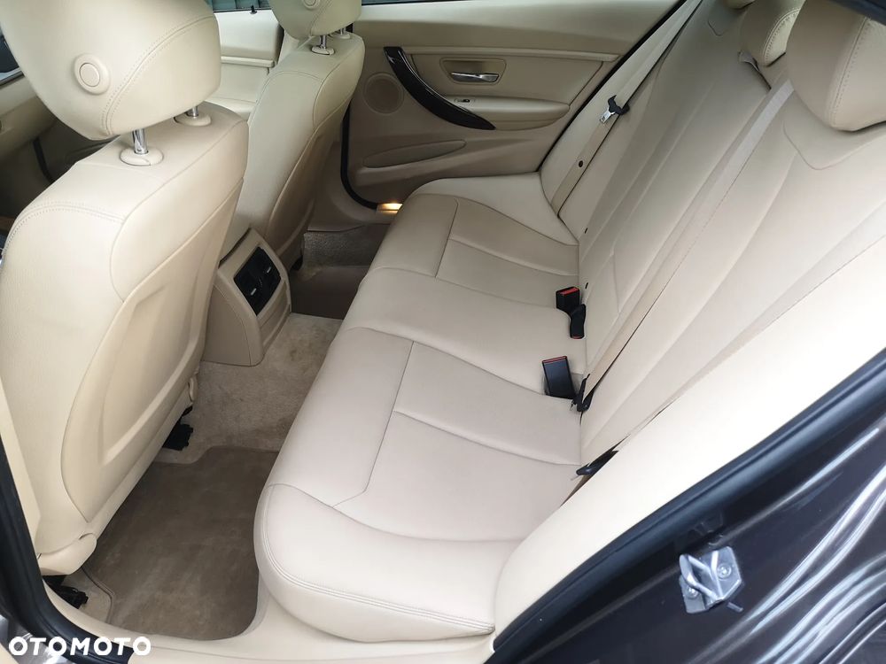 BMW Seria 3 320i Luxury Line - 26