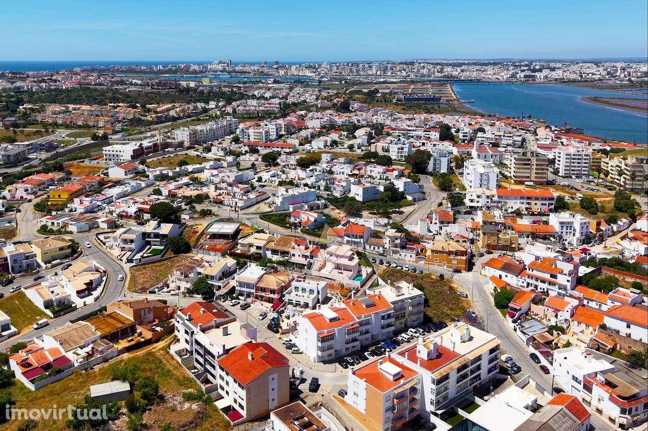 Apartamento com 2 Quartos  totalmente renovado e mobilado na Mexilhoei - Grande imagem: 3/47