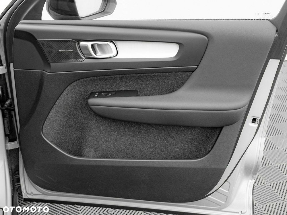 Volvo XC 40 B3 Plus Dark - 32