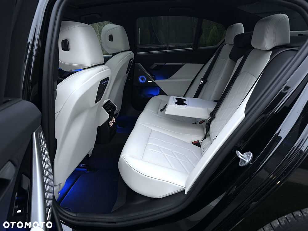 BMW Seria 5 520i mHEV - 24