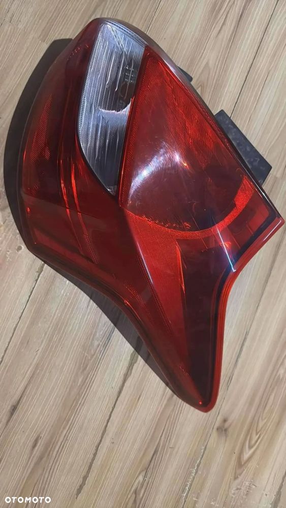 prawa tylna lampa w błotnik ford focus mk3 - 1