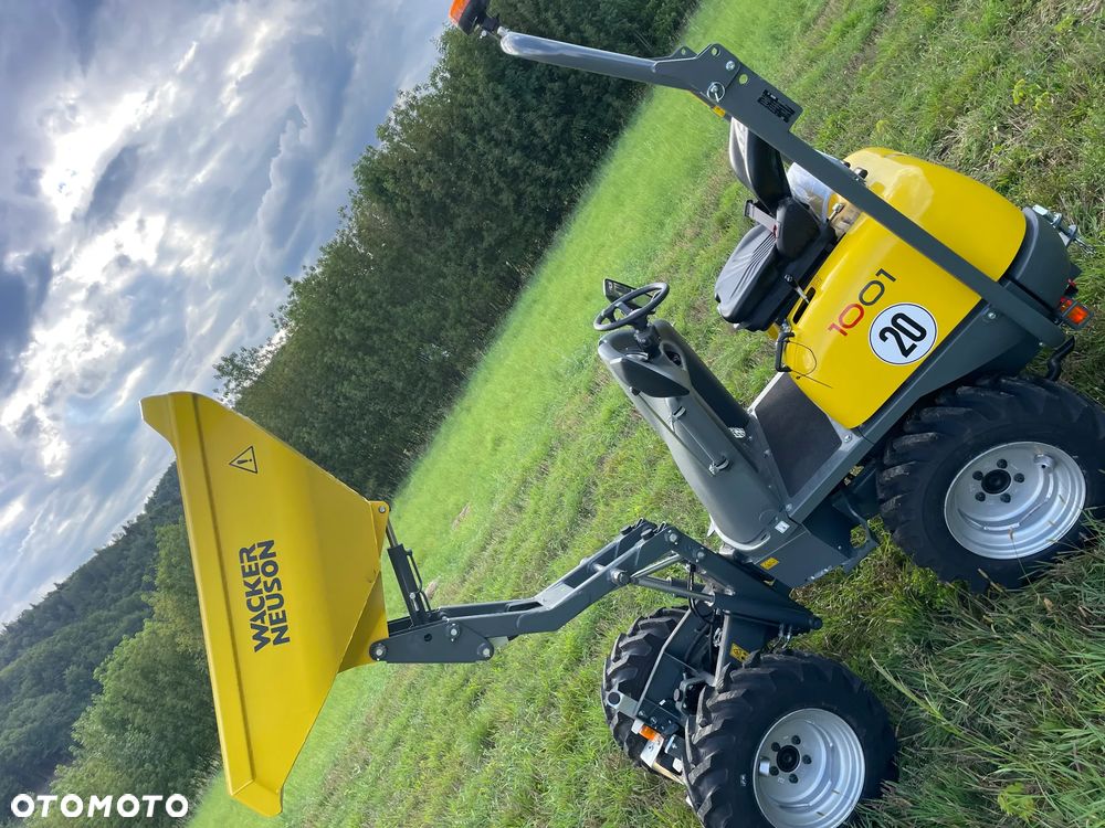 Wacker Neuson D01 1001 Nowe Wozidło Budowlane Rolnicze 4x4. Ładowność 1 tona. Wysokie podnoszenie+KIPER Wysoki! Maszyna sprowadzona z Norwegii. Jest to nowa maszyna przebieg 4.4 mtg.  Kupione w Norweskim salonie z Ekspozycji sklepowej! Stało tylko na pokaz! Silnik Yanmar 3cyl. Potężna moc a maszyna bardzo mała i zwinna. Szybka wolna jazda. Oświetlenie rozbudowane. Wielka Okazja! Jazda Rewers. Hydrostatic! Wielka Okazja - 30