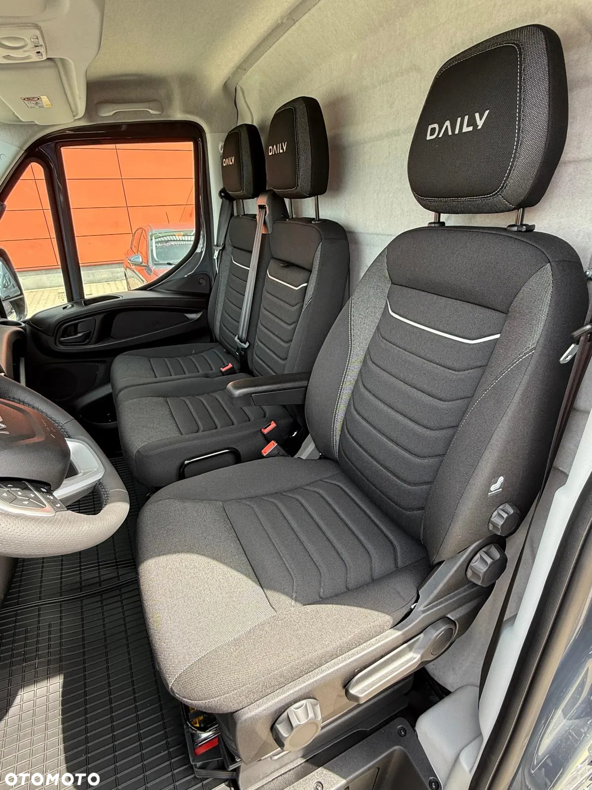 Iveco DAILY 35S18A8HV 12M3 AUTOMAT OKAZJA OD RĘKI - 24