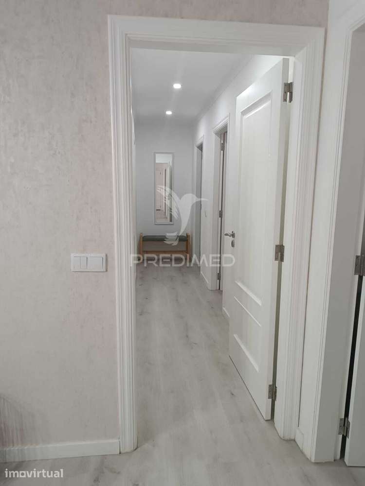 Apartamento T4 Totalmente Remodelado junto ao Centro de Saúde - Grande imagem: 2/12